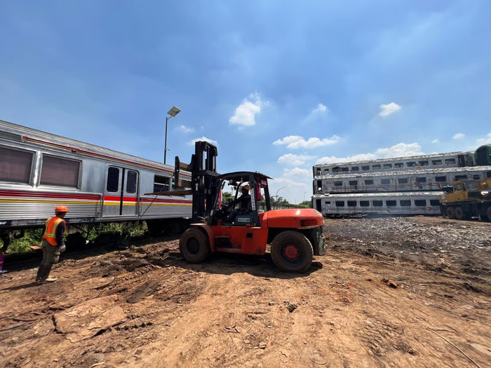 KAI Logistik Tangani Pemindahan dan Penataan 40 KRL Afkir ke TPSSK Pasirbungur