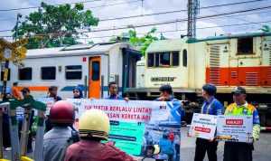KAI Daop 1 Jakarta Bersama Komunitas Railfans Gencarkan Sosialisasi Keselamatan di Perlintasan Sebidang JPL 38 Stasiun Kramat