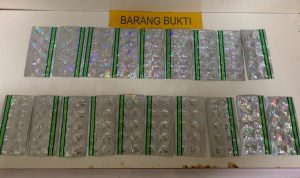 IMG-20260720-WA0025 Seorang pria berinisial AIS (32) diamankan personel Satresnarkoba Polresta Tangerang memiliki ratusan obat keras ilegal