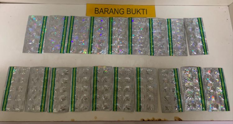 Seorang pria berinisial AIS (32) diamankan personel Satresnarkoba Polresta Tangerang memiliki ratusan obat keras ilegal