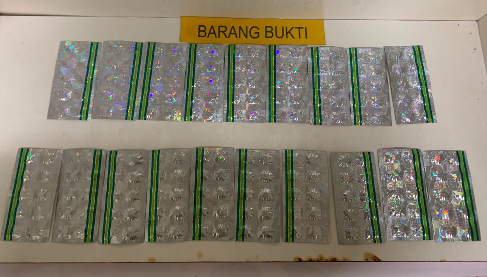 Seorang pria berinisial AIS (32) diamankan personel Satresnarkoba Polresta Tangerang memiliki ratusan obat keras ilegal