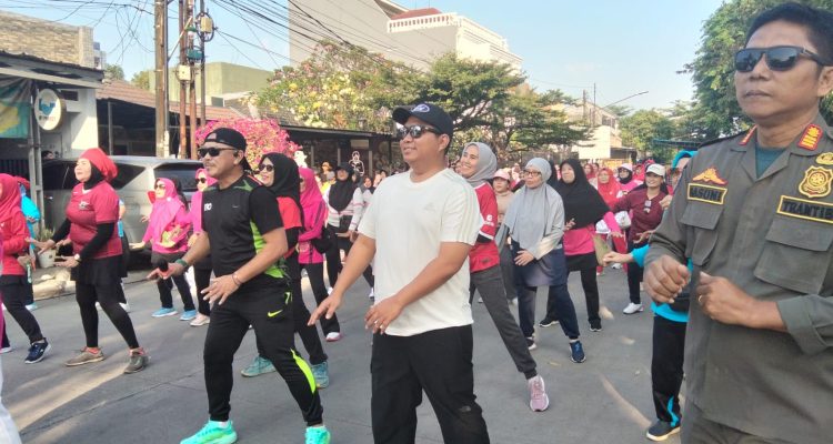 Sebanyak belasan stan Usaha Mikro, Kecil, dan Menengah (UMKM) turut ambil bagian dalam Car Free Day (CFD) di kawasan Perumahan Harapan Kita (Harkit), Jalan dr. Sukarman dan Jalan dr. Dwi Sugondo, pada Minggu 26 Juli 2026