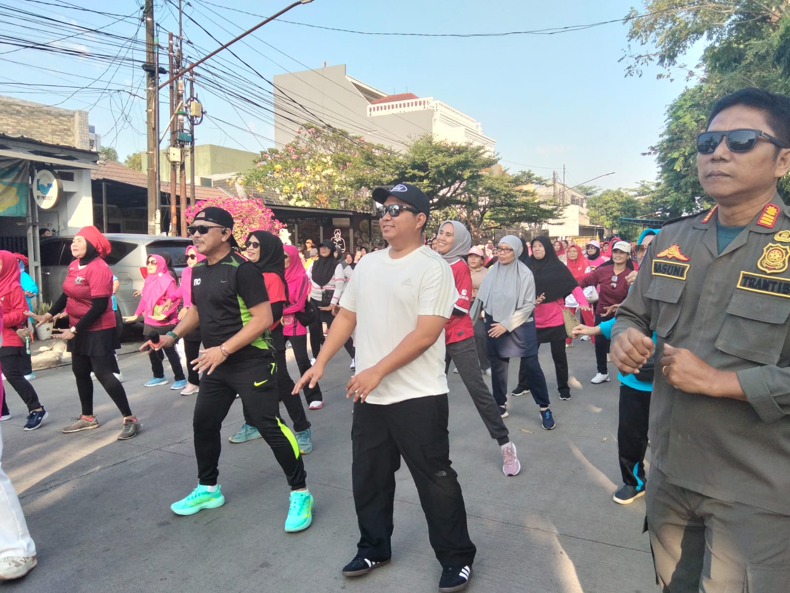 Sebanyak belasan stan Usaha Mikro, Kecil, dan Menengah (UMKM) turut ambil bagian dalam Car Free Day (CFD) di kawasan Perumahan Harapan Kita (Harkit), Jalan dr. Sukarman dan Jalan dr. Dwi Sugondo, pada Minggu 26 Juli 2026