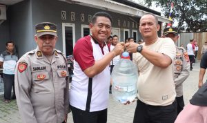 Jajaran Polresta Tangerang mendistribusikan bantuan air bersih untuk warga Desa Sentul, Kecamatan Balaraja.