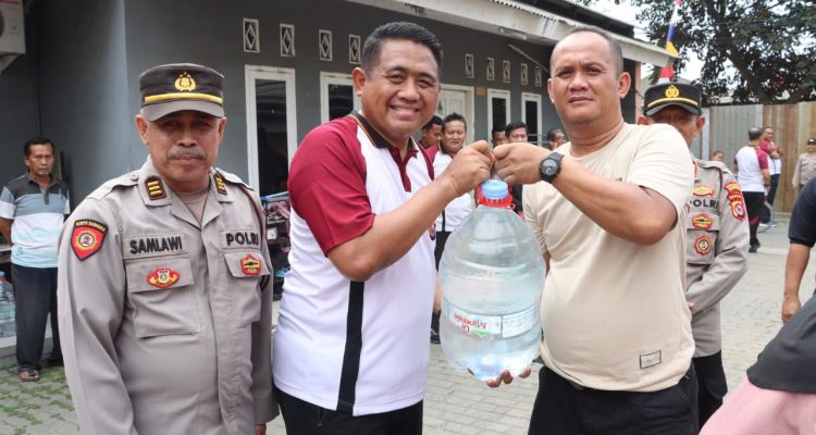 Jajaran Polresta Tangerang mendistribusikan bantuan air bersih untuk warga Desa Sentul, Kecamatan Balaraja.