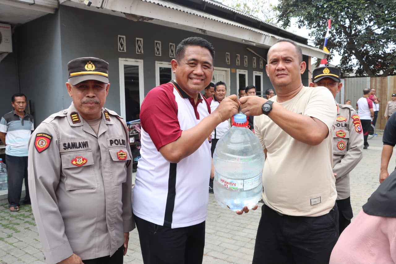 Jajaran Polresta Tangerang mendistribusikan bantuan air bersih untuk warga Desa Sentul, Kecamatan Balaraja.