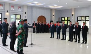 Bupati Tangerang Moch. Maesyal Rasyid melantik dan mengambil sumpah enam Pejabat Pimpinan Tinggi Pratama (Eselon II) di lingkungan Pemerintah Kabupaten Tangerang