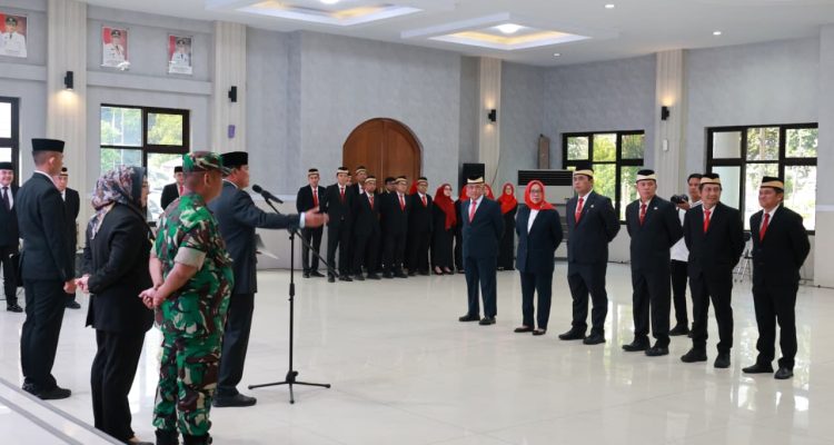 Bupati Tangerang Moch. Maesyal Rasyid melantik dan mengambil sumpah enam Pejabat Pimpinan Tinggi Pratama (Eselon II) di lingkungan Pemerintah Kabupaten Tangerang