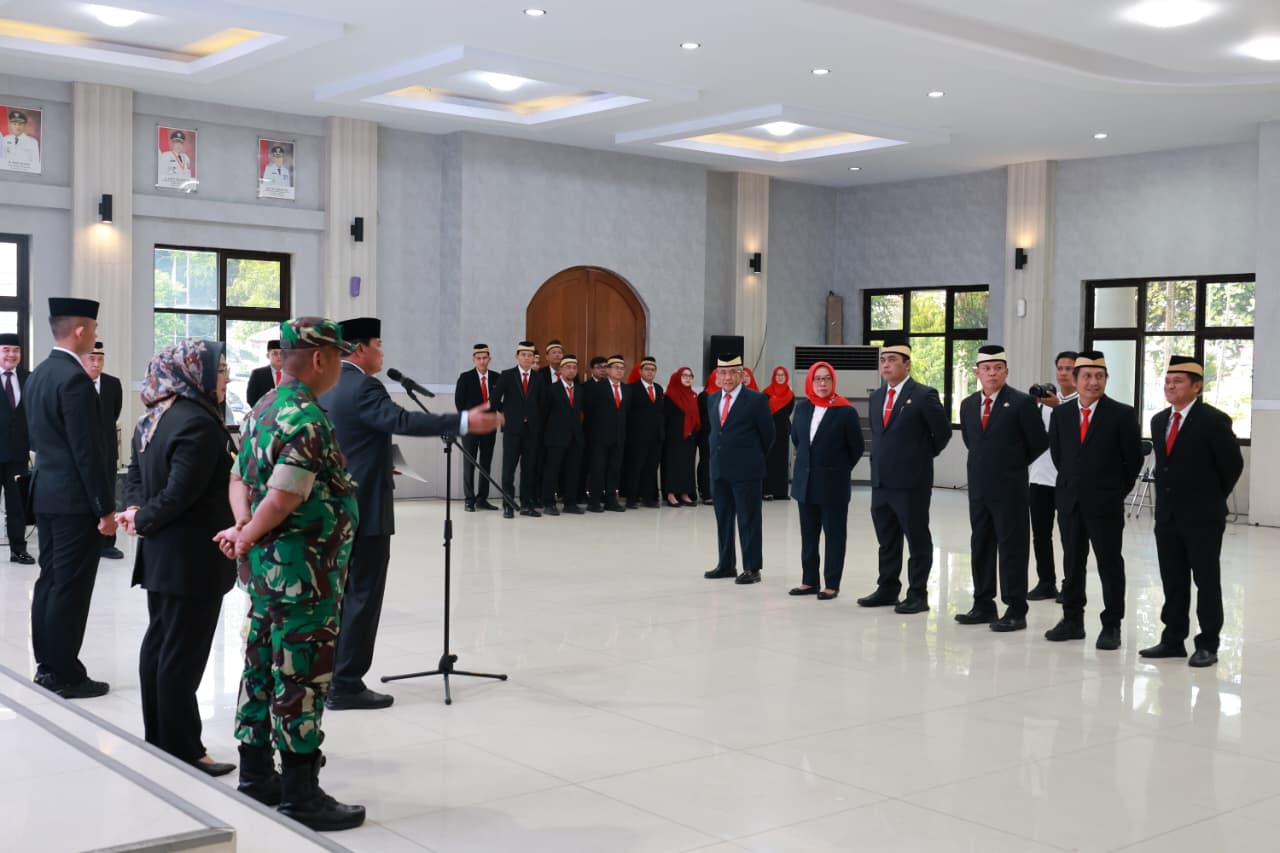 Bupati Tangerang Moch. Maesyal Rasyid melantik dan mengambil sumpah enam Pejabat Pimpinan Tinggi Pratama (Eselon II) di lingkungan Pemerintah Kabupaten Tangerang