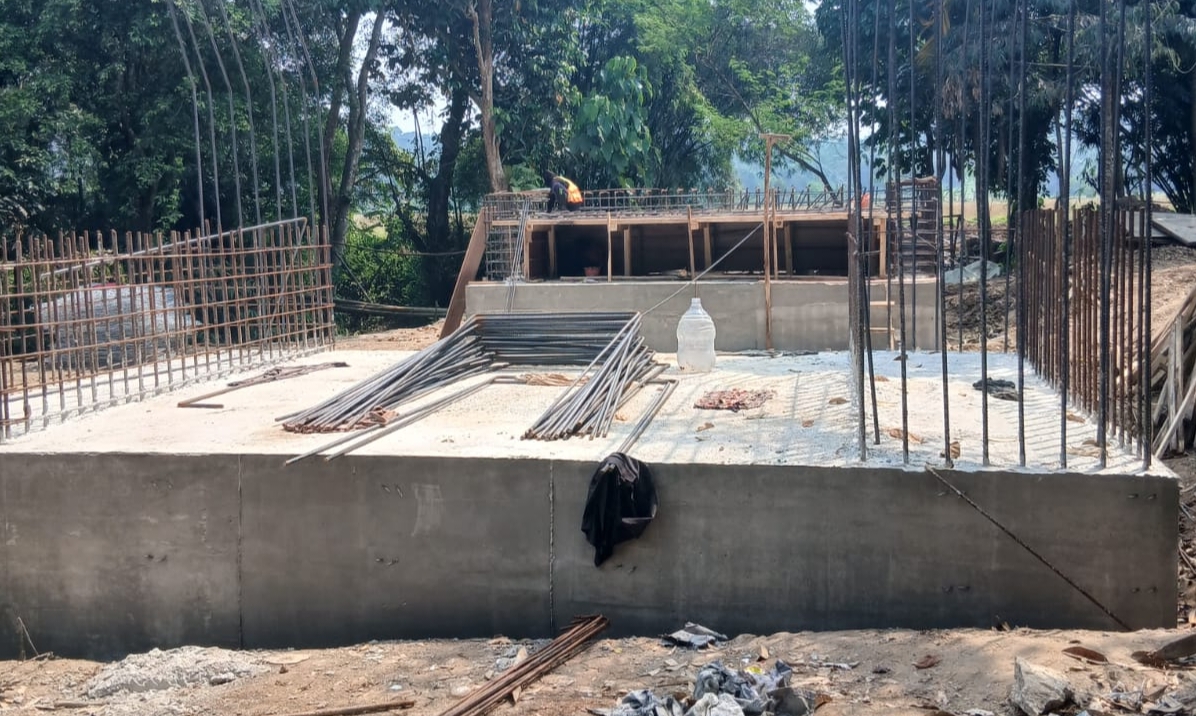 Pembangunan jembatan gantung yang menghubungkan Desa Cigoong Utara dan Desa Sumurbandung, Kecamatan Cikulur, Kabupaten Lebak