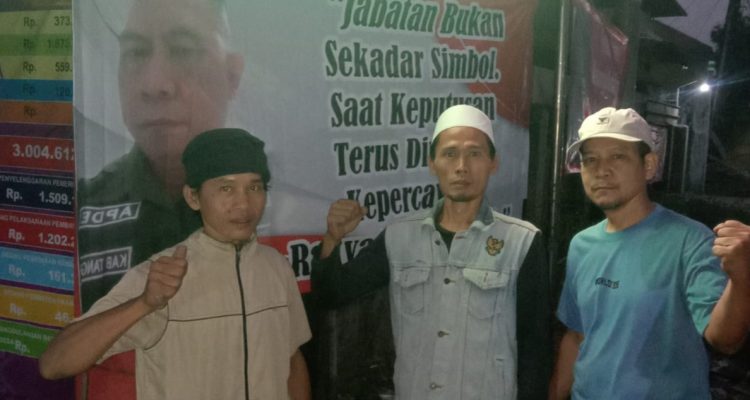 Terkait kelanjutan polemik soal Ketua RT 04 Desa Cangkudu Kecamatan Balaraja tak kunjung ada keputusan, warga setempat mendatangi kantor balai Desa Cangkudu