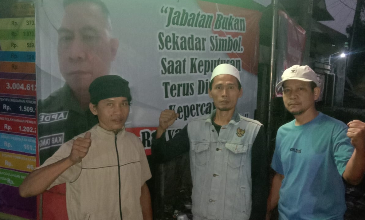 Terkait kelanjutan polemik soal Ketua RT 04 Desa Cangkudu Kecamatan Balaraja tak kunjung ada keputusan, warga setempat mendatangi kantor balai Desa Cangkudu