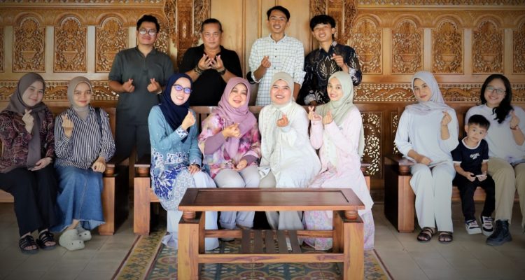 FOTO 1: Tim Saung Mang Pendi dan para vendor jasa penyelenggara pernikahan usai melakukan pertemuan di Joglo & Taman Mang Pendi, Jumat (24/7/2026)