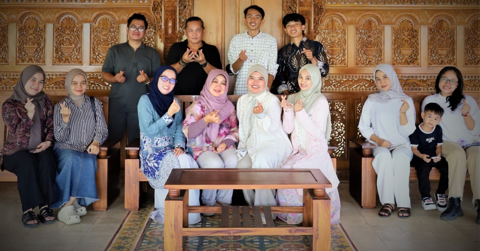 FOTO 1: Tim Saung Mang Pendi dan para vendor jasa penyelenggara pernikahan usai melakukan pertemuan di Joglo & Taman Mang Pendi, Jumat (24/7/2026)
