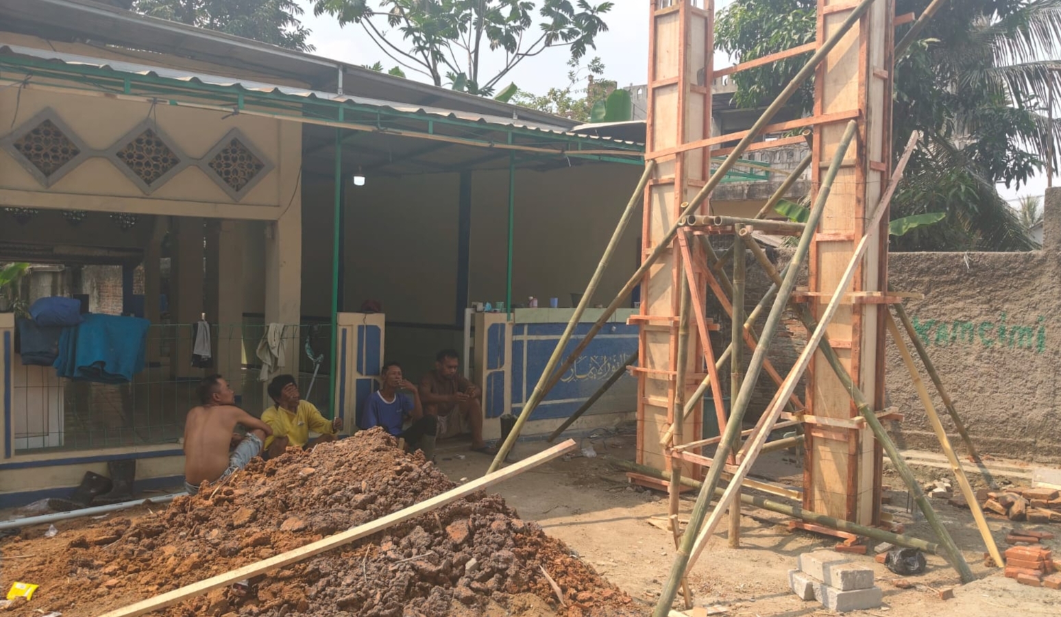 Proyek Sarana Air Bersih (SAB) dari Dinas Perumahan, Permukiman Dan Pemakaman (DPPP) Kabupaten Tangerang yang berlokasi di depan Musholah Nurul Iman Kampung Cibugel RT 022/002 Desa Bojongloa, Cisoka