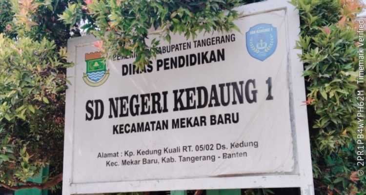 SD Negeri Kedaung 1, Kecamatan Mekarbaru, Kabupaten Tangerang terlihat jelas plafon atap gedung sudah rapuh dengan kondisinya sudah bolong di setiap sudut. Selain itu mirisnya lagi kondisi cat tembok sekolah yang sudah usang dan kotor