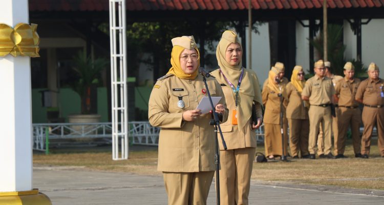 Wakil Bupati Tangerang Intan Nurul Hikmah memimpin apel pagi Minggu pertama bulan Agustus