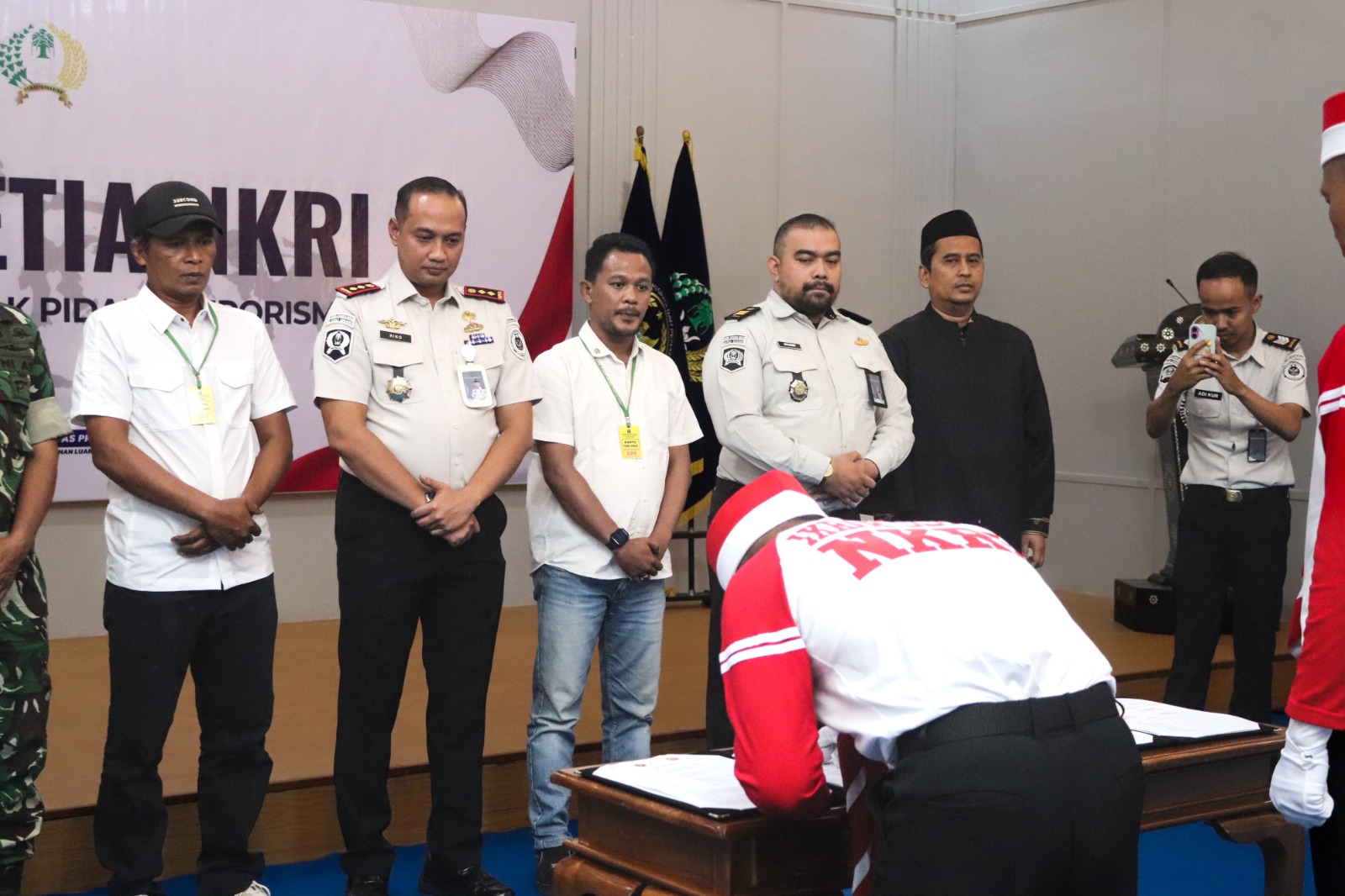 Lapas Kelas IIA Serang melaksanakan kegiatan Ikrar Setia kepada Negara Kesatuan Republik Indonesia sebagai bagian dari upaya pembinaan kepribadian dan penguatan wawasan kebangsaan bagi warga binaan