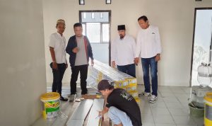 IMG-20260807-WA0079 Caption : Ketua Persatuan Wartawan Indonesia (PWI) Provinsi Banten Rian Nopandra dan Sekretarisnya Fahdi Khalid melihat langsung ruangan Sekretariat Bersama PWI dan SMSI Pandeglang tengah rehabilitasi, Jumat, 7 Agustus 2026.