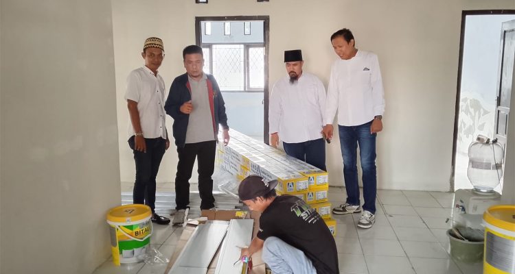 Caption : Ketua Persatuan Wartawan Indonesia (PWI) Provinsi Banten Rian Nopandra dan Sekretarisnya Fahdi Khalid melihat langsung ruangan Sekretariat Bersama PWI dan SMSI Pandeglang tengah rehabilitasi, Jumat, 7 Agustus 2026.