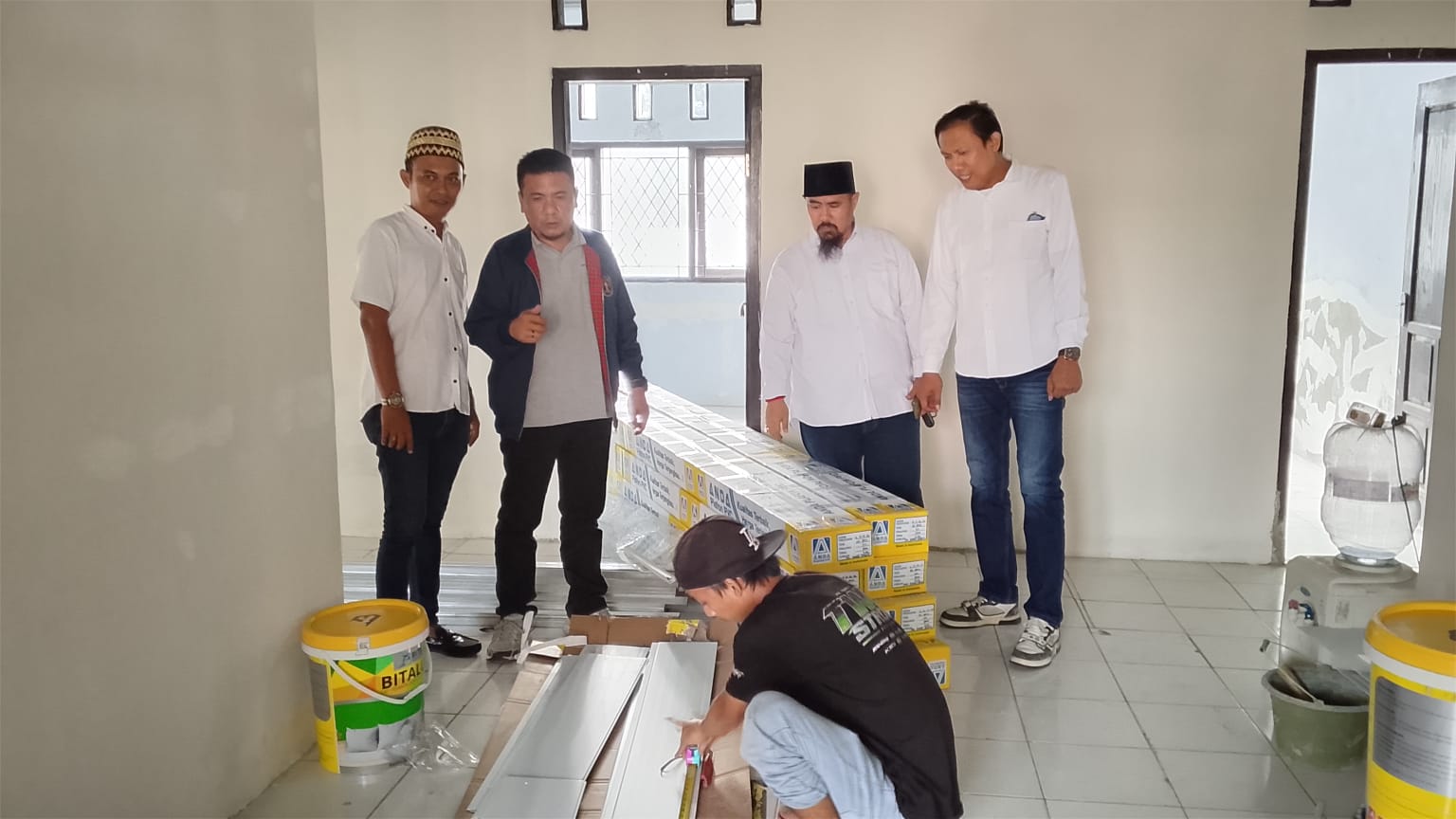 Caption : Ketua Persatuan Wartawan Indonesia (PWI) Provinsi Banten Rian Nopandra dan Sekretarisnya Fahdi Khalid melihat langsung ruangan Sekretariat Bersama PWI dan SMSI Pandeglang tengah rehabilitasi, Jumat, 7 Agustus 2026.