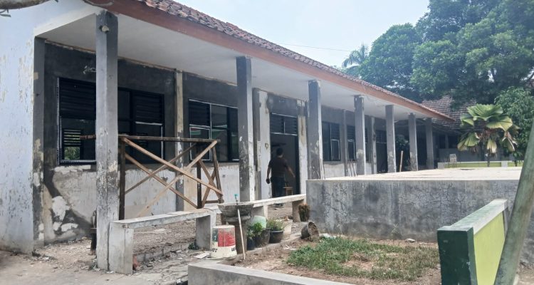 Proyek revitalisasi SMAN 2 Rangkasbitung yang dibiayai APBN 2026 senilai ratusan juta rupiah menuai sorotan tajam