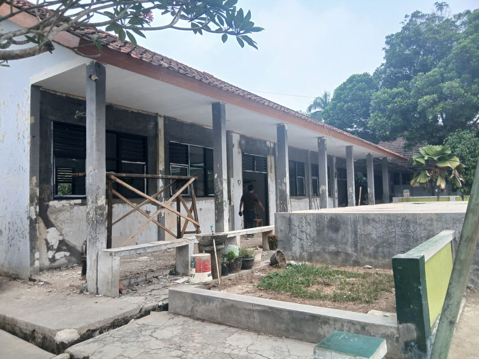 IMG-20260812-WA0017 Proyek revitalisasi SMAN 2 Rangkasbitung yang dibiayai APBN 2026 senilai ratusan juta rupiah menuai sorotan tajam
