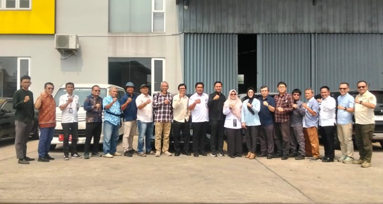 Wakil Ketua Komisi IV DPRD Kabupaten Tangerang, Nonce Thendean bersama warga Kelurahan Mekar Bakti, Kecamatan Panongan melakukan survei ke PT Kobe Kujira Mandiri