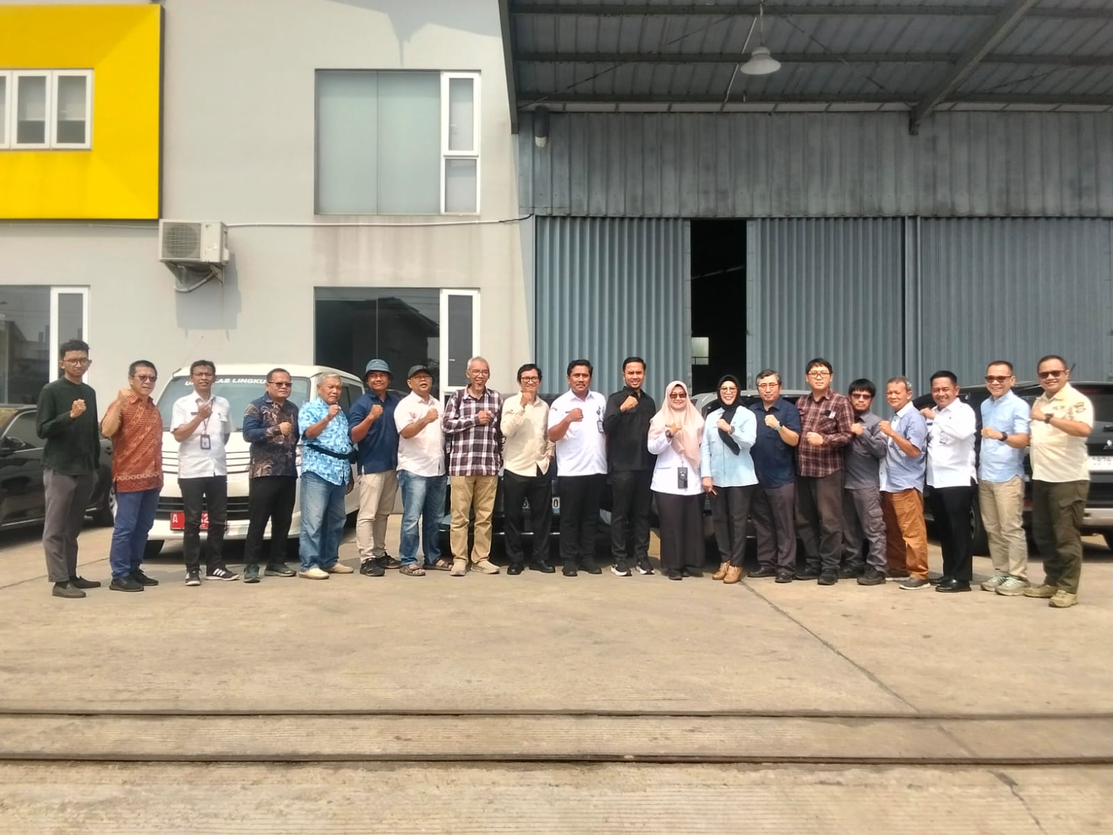 Wakil Ketua Komisi IV DPRD Kabupaten Tangerang, Nonce Thendean bersama warga Kelurahan Mekar Bakti, Kecamatan Panongan melakukan survei ke PT Kobe Kujira Mandiri