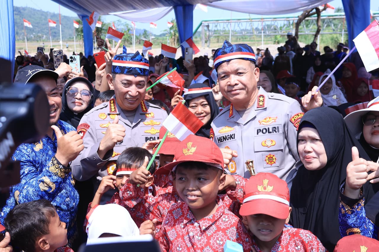 Kapolri Jenderal Polisi Drs. Listyo Sigit Prabowo meresmikan pembangunan dan revitalisasi Jembatan Merah Putih Presisi yang bertempat di Bayah-Cikotok, Kampung Bayah Satu, RT 05/RW 04, Desa Bayah Barat