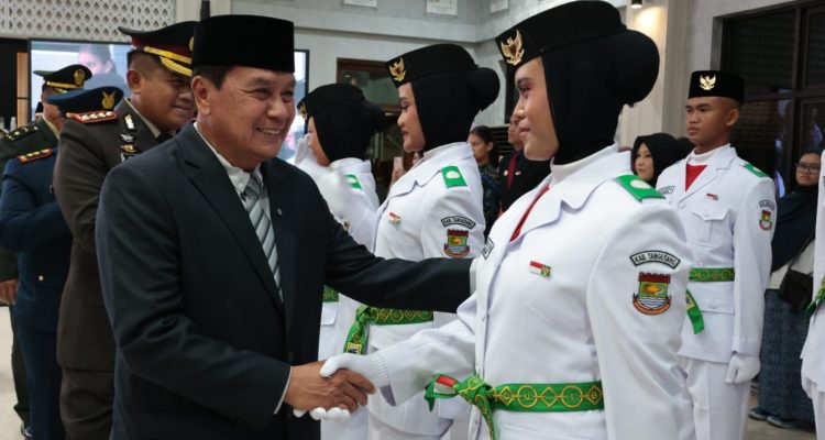 Bupati Tangerang Moch. Maesyal Rasyid mengukuhkan sebanyak 54 anggota Pasukan Pengibar Bendera Pusaka (Paskibraka) Kabupaten Tangerang