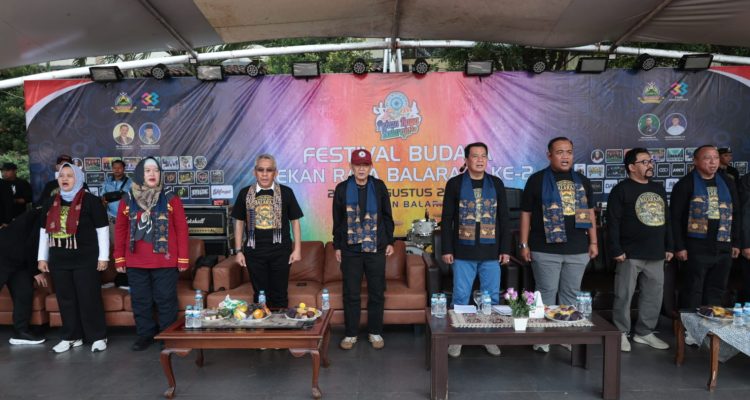 Bupati Tangerang Moch. Maesyal Rasyid secara resmi membuka Pekan Raya Balaraja ke-2 dalam rangka Milad ke-3 Balai Adat Balaraja di Alun-Alun Balaraja