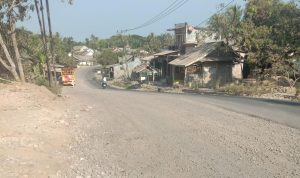 Proyek pembangunan jalan nasional ruas Cikeusik-Cibaliung, Kabupaten Pandeglang, Banten, dikeluhkan warga.