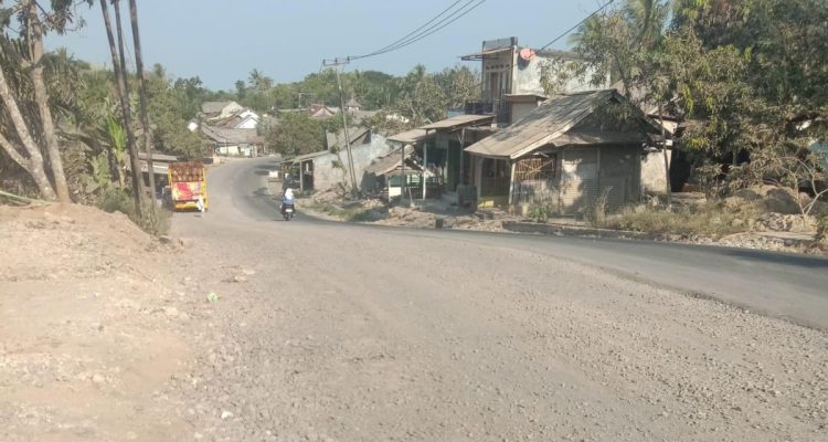 Proyek pembangunan jalan nasional ruas Cikeusik-Cibaliung, Kabupaten Pandeglang, Banten, dikeluhkan warga.