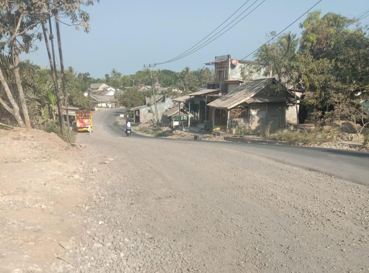 Proyek pembangunan jalan nasional ruas Cikeusik-Cibaliung, Kabupaten Pandeglang, Banten, dikeluhkan warga.