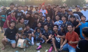Foto: Tim RT 001 bersama Azis Gagap dalam Turnamen sepak bola antar RT yang digelar di lapangan sepak bola Desa Taban, Kecamatan Jambe, Kabupaten Tangerang, Banten