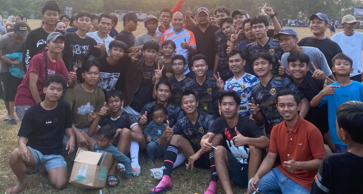 Foto: Tim RT 001 bersama Azis Gagap dalam Turnamen sepak bola antar RT yang digelar di lapangan sepak bola Desa Taban, Kecamatan Jambe, Kabupaten Tangerang, Banten