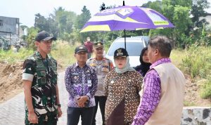 Wakil Bupati Tangerang, Intan Nurul Hikmah meninjau lahan yang direncanakan menjadi lokasi pembangunan Tempat Pengolahan Sampah Reduce, Reuse, Recycle (TPS3R)
