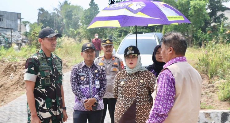 Wakil Bupati Tangerang, Intan Nurul Hikmah meninjau lahan yang direncanakan menjadi lokasi pembangunan Tempat Pengolahan Sampah Reduce, Reuse, Recycle (TPS3R)