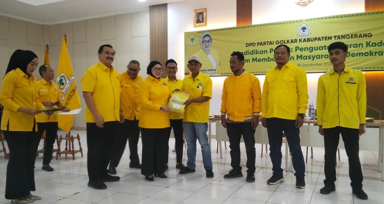 DPD Partai Golkar Kabupaten Tangerang secara resmi menyerahkan Surat Keputusan (SK) kepada 29 Pengurus Kecamatan (PK) se-Kabupaten Tangerang masa kepengurusan 2026-2031.