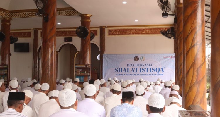 Lembaga Pemasyarakatan (Lapas) Kelas IIA Serang melaksanakan Sholat Istisqa bersama warga binaan di Masjid At-Tawwabbin