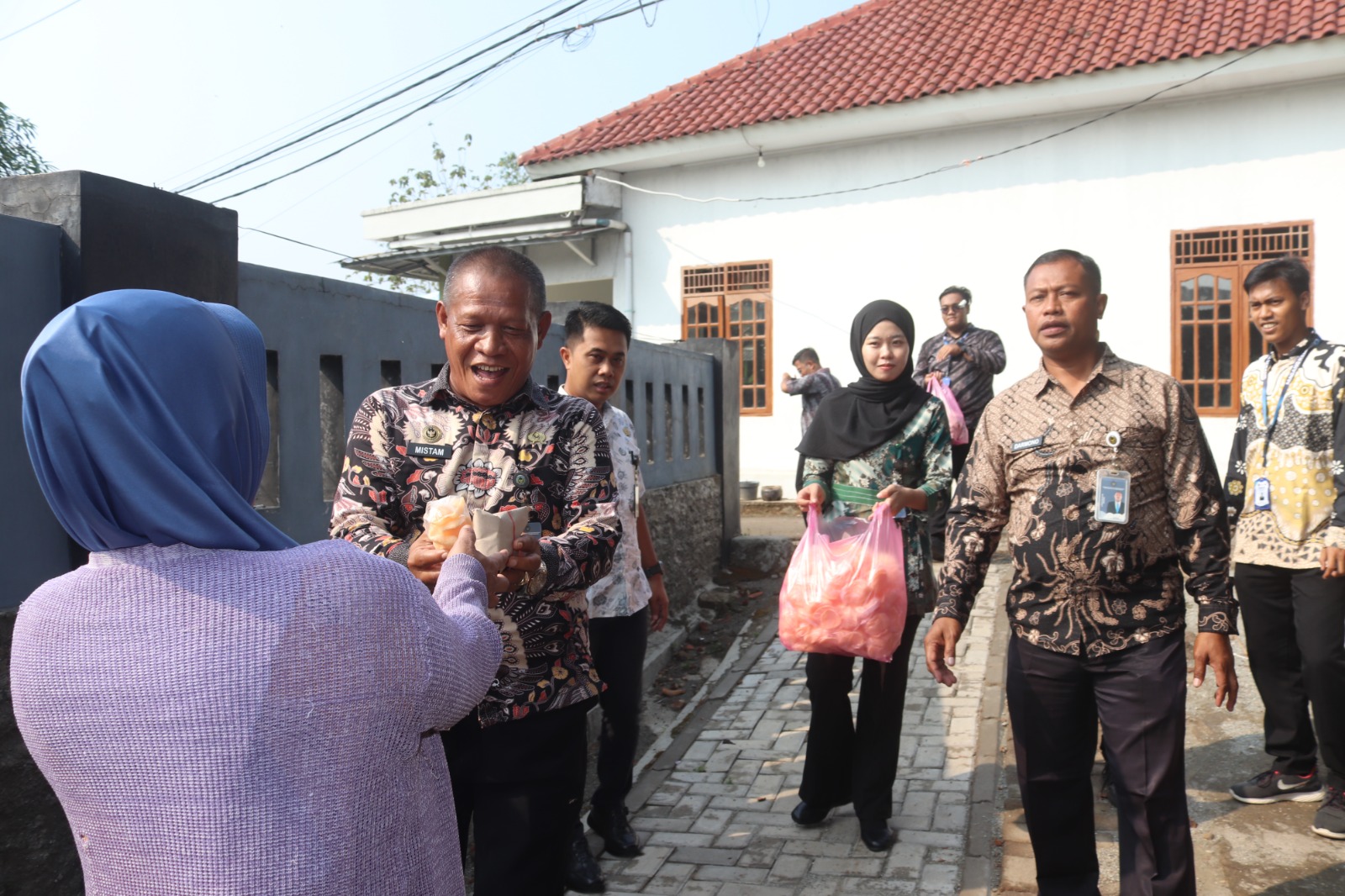Lembaga Pemasyarakatan (Lapas) Kelas IIA Serang kembali menunjukkan kepeduliannya kepada masyarakat sekitar melalui kegiatan berbagi sarapan gratis