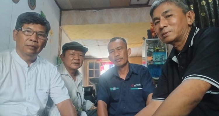 Persatuan Wartawan Indonesia (PWI) Kabupaten Lebak, Banten, menyambangi kediaman Mansur Suryana, ayah dari wartawan ANTARA, M. Bagus Khoirunnas, di Rangkasbitung