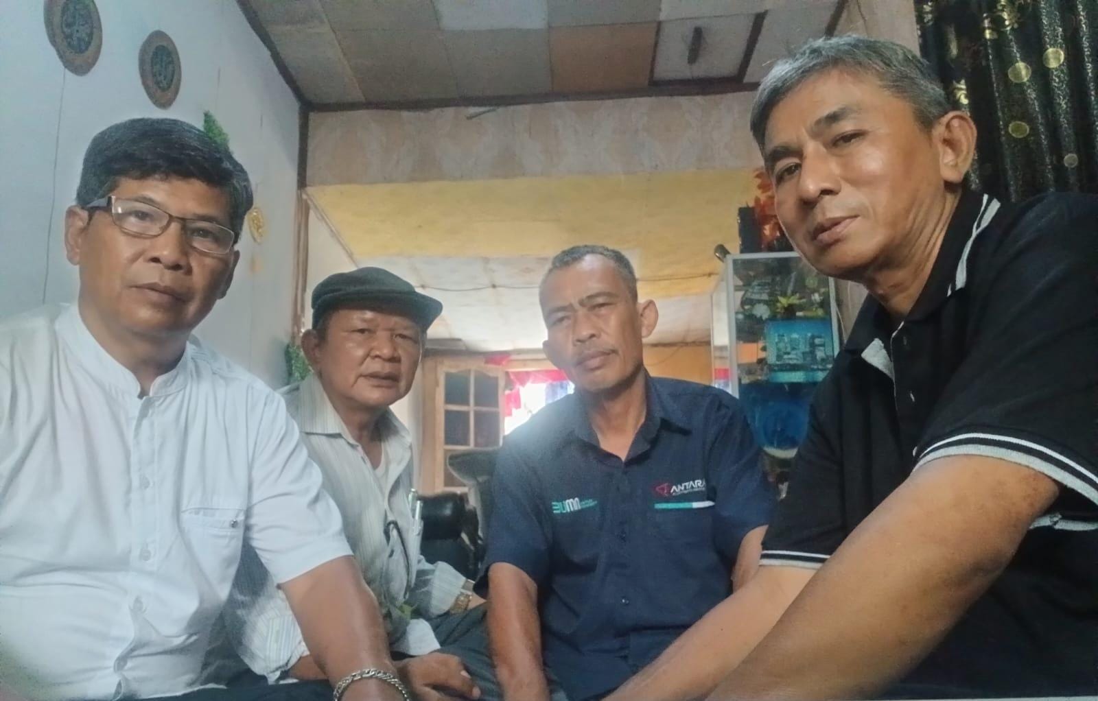 Persatuan Wartawan Indonesia (PWI) Kabupaten Lebak, Banten, menyambangi kediaman Mansur Suryana, ayah dari wartawan ANTARA, M. Bagus Khoirunnas, di Rangkasbitung