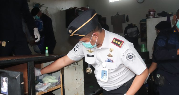 Lembaga Pemasyarakatan Kelas IIA Serang, melaksanakan Razia Gabungan secara menyeluruh pada seluruh Blok yang ada di Lapas Kelas IIA Serang
