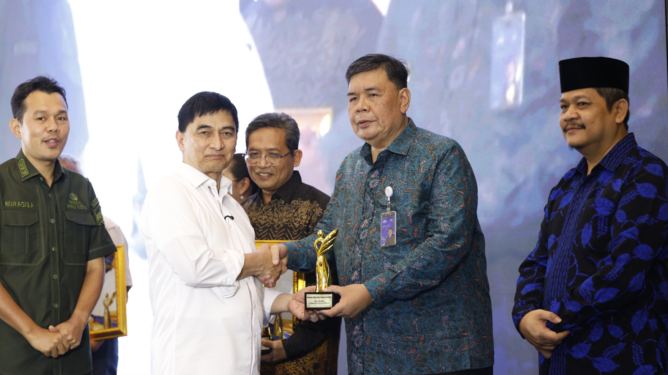 Bank Banten kembali mendapatkan apresiasi atas komitmennya dalam berinovasi serta memperkuat sinergi dan kolaborasi dengan berbagai pemangku kepentingan melalui ajang Radar Banten Award 2026