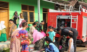 IMG-20260929-WA0085 Batalyon Infanteri Teritorial Pembangunan (Yonif) TP 841/Sulangkar dengan menyalurkan bantuan air bersih bagi warga Desa Sampir, Kecamatan Waringinkurung