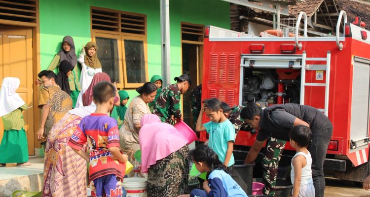 Batalyon Infanteri Teritorial Pembangunan (Yonif) TP 841/Sulangkar dengan menyalurkan bantuan air bersih bagi warga Desa Sampir, Kecamatan Waringinkurung