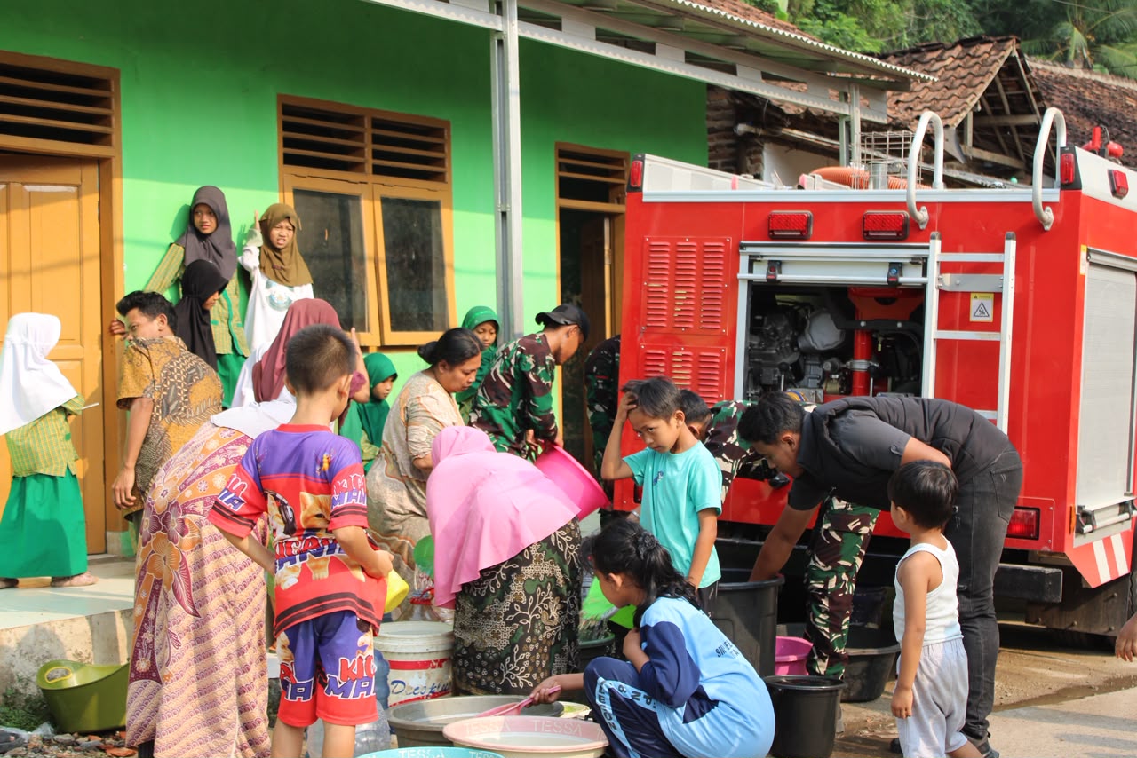 Batalyon Infanteri Teritorial Pembangunan (Yonif) TP 841/Sulangkar dengan menyalurkan bantuan air bersih bagi warga Desa Sampir, Kecamatan Waringinkurung