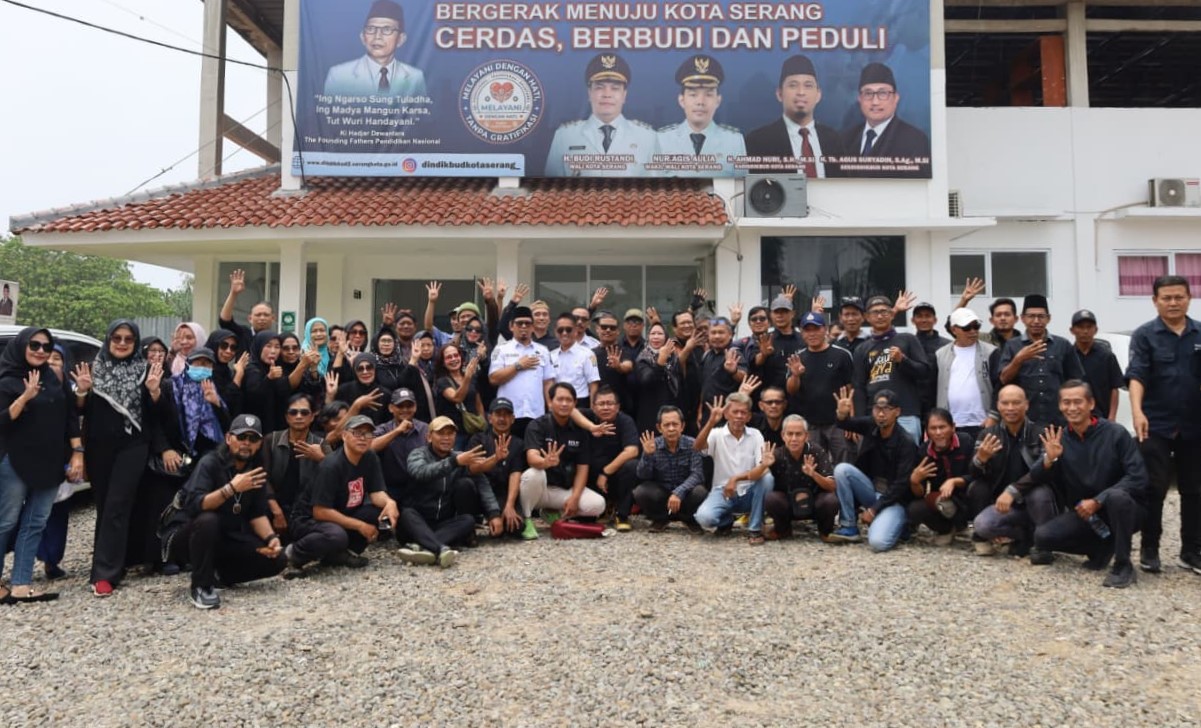 Usai audiensi, Kepala Dindikbud Kota Serang Ahmad Nuri berfoto bersama massa Komite Penyelamat SMPN 4, Rabu (30/9/2026)